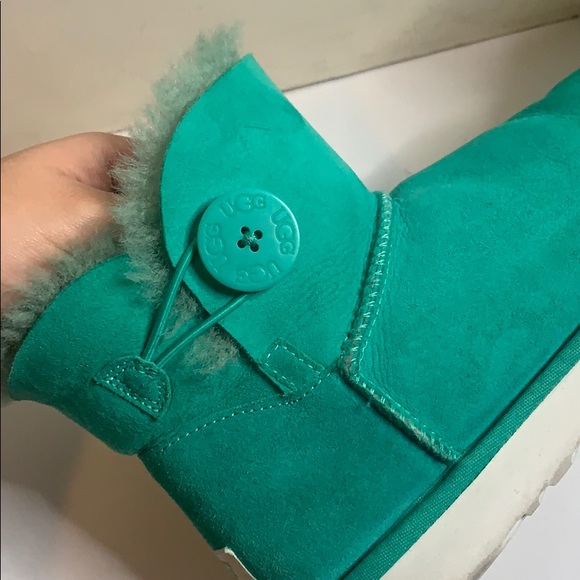 UGGS - Picture 4 of 5